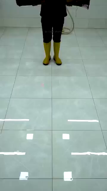 Perfect Makeover Cleaning ASMR 真人实拍地毯清洁素材封面：黑衣黄胶靴人员与脏地毯